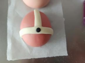 一丢丢黑色面团做装饰