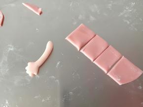 剩余红色面团擀薄片，切小块大小可以包裹住胳膊就好