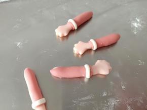 白色面团做围边