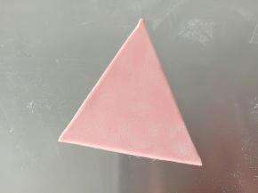 根据头的大小切一个红色的三角形，做帽子