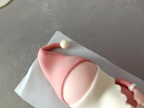 帽子的顶端做一个白色的小球