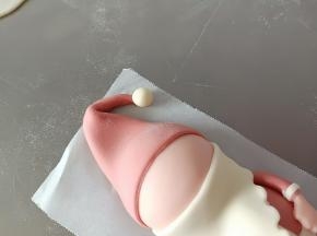 帽子的顶端做一个白色的小球