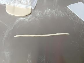 适量白面团搓细长条