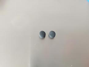 黑色面团揉两个小圆，压扁做眼睛