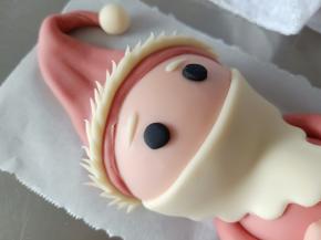 粘到脸部合适位置，白色面团做出眉毛