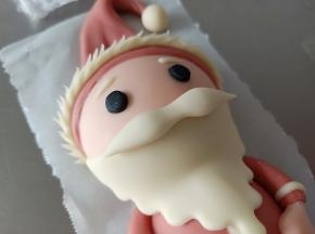 粘到胡须上方