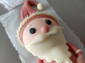 红色面团揉一个小球做鼻子