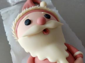 把嘴巴也粘上，用竹签戳一下