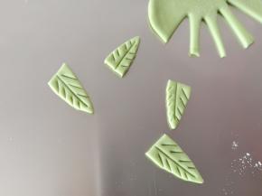 绿色面团做出叶子的造型来