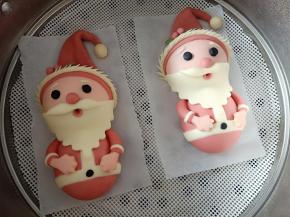 全部做好后放蒸屉，锅里放温水进行发酵，大概20分钟后手指轻按馒头慢慢回弹就可以开蒸了，水开后计时，蒸10分钟后关火，闷3分钟左右