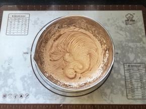 21、分次加入可可奶油搅打均匀，可可冰心奶油馅儿就做好了。