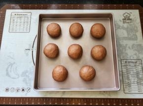 7、分割成60克左右的面团，滚圆后有间距的码入烤盘中，等待二次发酵。