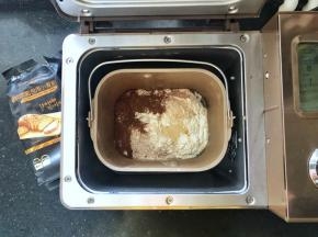 1、首先制作可可餐包。把主面团里除了黄油之外的所有材料放入面包桶里，先液体后粉类，干酵母最后再放，面包桶装入面包机中，启动和面功能。