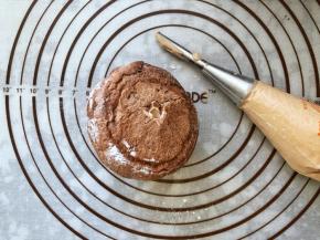 23、裱花嘴45度倾斜插入可可餐包底部，360度转圈挤入可可冰心奶油馅儿。