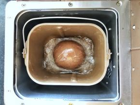 4、盖好保鲜膜盖上盖子于面包机中启动发酵功能。