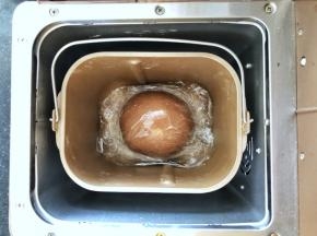 4、盖好保鲜膜盖上盖子于面包机中启动发酵功能。