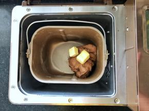 2、待面粉揉成团后放入黄油继续和面功能。