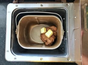 2、待面粉揉成团后放入黄油继续和面功能。