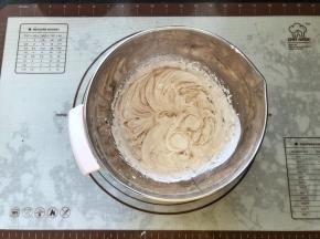 19、淡奶油中加入可可粉打至有清晰的纹路。