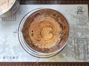 20、把冷藏后的棉花糖可可卡仕达酱取出用打蛋器打顺滑。