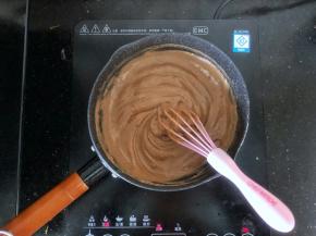 16、把搅拌好的蛋奶糊倒入奶锅中，小火加热，要不停的搅拌防止糊锅。