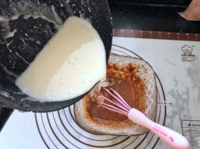 15、缓缓地倒入蛋黄糊中，边倒边搅拌。