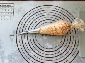 22、裱花袋中装入泡芙裱花嘴，装入可可冰心奶油馅儿。