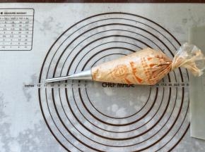 22、裱花袋中装入泡芙裱花嘴，装入可可冰心奶油馅儿。