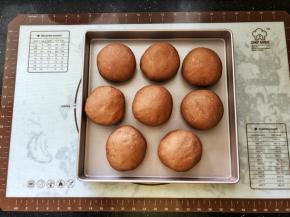 8、发酵好的面团，体积增大2倍，手指轻轻按压表面会缓慢回弹。