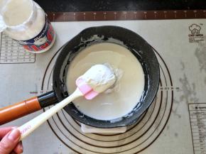 12、奶锅中倒入牛奶，放入Fluff棉花糖。