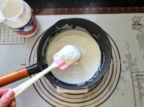 12、奶锅中倒入牛奶，放入Fluff棉花糖。