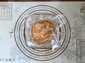 18、将棉花糖可可卡仕达酱倒入碗中，保鲜膜贴面，放入冰箱冷藏备用。