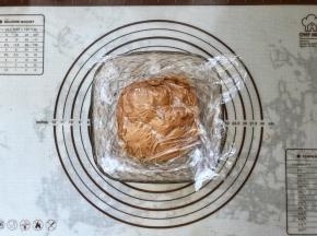 18、将棉花糖可可卡仕达酱倒入碗中，保鲜膜贴面，放入冰箱冷藏备用。