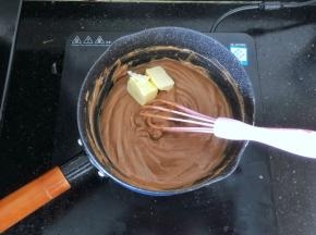 17、加热至蛋奶糊变得浓稠即可离火，趁热加入黄油搅拌至完全融化，棉花糖可可卡仕达酱就做好了。