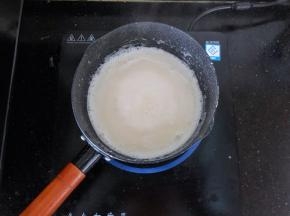 14、边煮边搅拌，小火加热至沸腾。