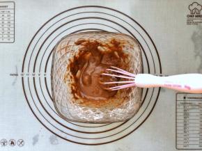 11、趁着烘烤面包的时候我们来制作可可冰心奶油馅儿。把玉米淀粉和可可粉过筛入碗中，倒入蛋黄液搅拌均匀。