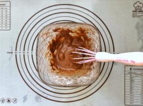 11、趁着烘烤面包的时候我们来制作可可冰心奶油馅儿。把玉米淀粉和可可粉过筛入碗中，倒入蛋黄液搅拌均匀。