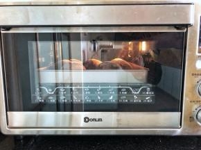 10、放入烤箱中下层，150度上下火烘烤20分钟即可。