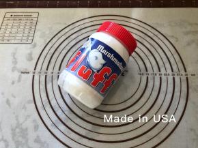 13、我用的是香草味的Fluff棉花糖，这款棉花糖来自美国， 首先它是无胆固醇、无脂肪、无反式脂肪，非常的健康，适合老人、孩子和爱美的女性朋友食用。然后它是半固体酱状，可以直接加热，操作起来更方便。最后用它来制作可可冰心奶油馅儿，口感更细腻丝滑，绵柔而不甜腻。
