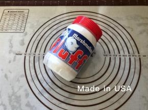 13、我用的是香草味的Fluff棉花糖，这款棉花糖来自美国， 首先它是无胆固醇、无脂肪、无反式脂肪，非常的健康，适合老人、孩子和爱美的女性朋友食用。然后它是半固体酱状，可以直接加热，操作起来更方便。最后用它来制作可可冰心奶油馅儿，口感更细腻丝滑，绵柔而不甜腻。
