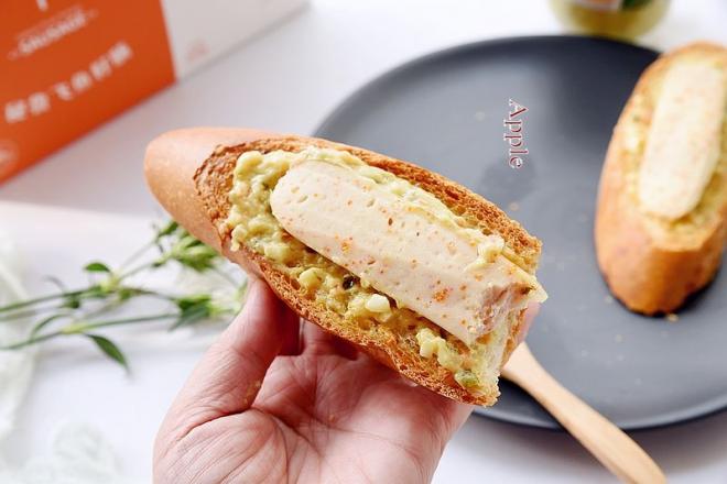 蒜香飞鱼籽肠法棍