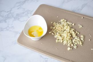 蒜用刀拍扁，切成蒜末，黄油室温融化，如果着急的话，可以在微波炉里加热一分钟。