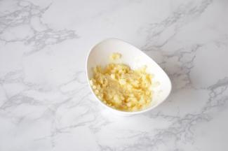 将蒜末与黄油混合。