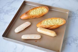 烤箱200度，将飞鱼籽肠和法棍一起烤10分钟。待法棍微黄出香味，鱼籽肠也熟了，就要以出炉了