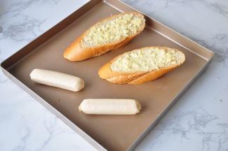 将蒜末黄油均匀的涂抹在法棍的切面上。