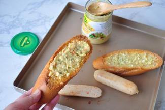 将烤好的法棍取出，抹上蔬菜蛋黄酱。您也可以涂上自已喜欢的其它酱料。我有时会放黄芥末酱。