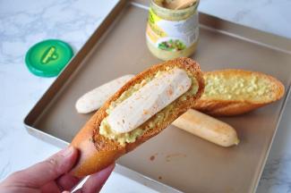 再将飞鱼籽肠放在上面，整根放或者切开放都可以。