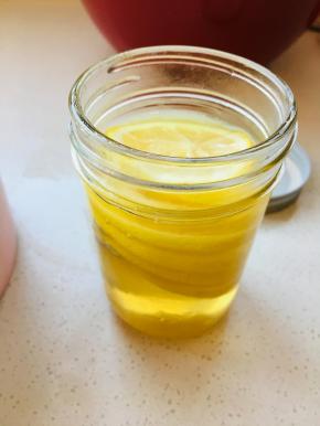 柠檬蜂蜜汁需要提前一天制作，将柠檬切成薄片，放置于一个密封的容器中，倒入蜂蜜，密封保存