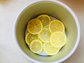 次日，将腌制好的柠檬片取出，摆放在模具中备用