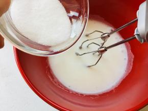 将鸡蛋的蛋黄与蛋白分开。分三次加入细砂糖打发蛋白